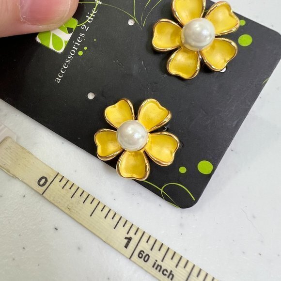 Accessories 2 Die 4 Earrings Flower Enamel Yellow Pearl White Vintage Gold Tone - Picture 6 of 6